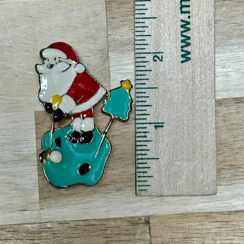 FUN enamel/gold‎ Holiday brooch Santa Claus golfing with Christmas tree flag